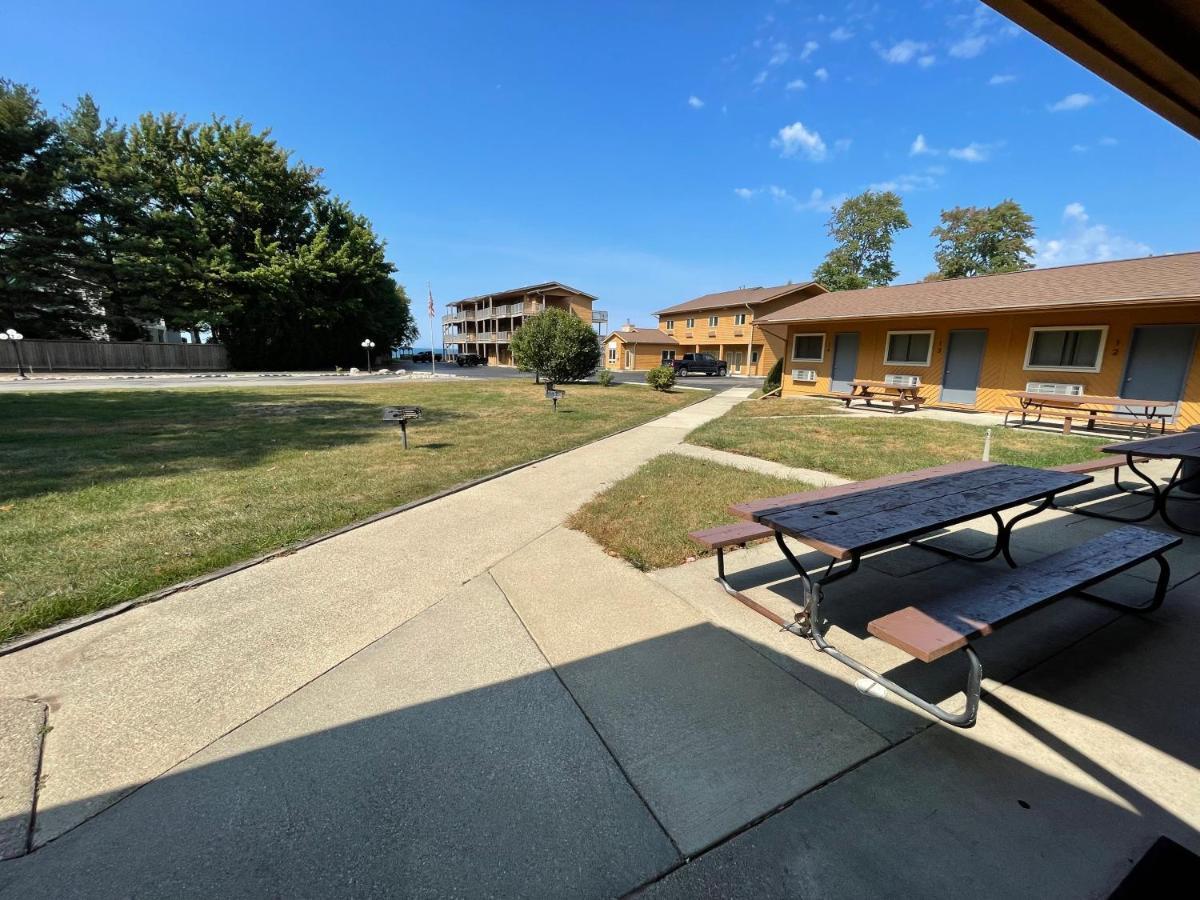 Lake Bluff Inn And Suites South Haven Exterior photo