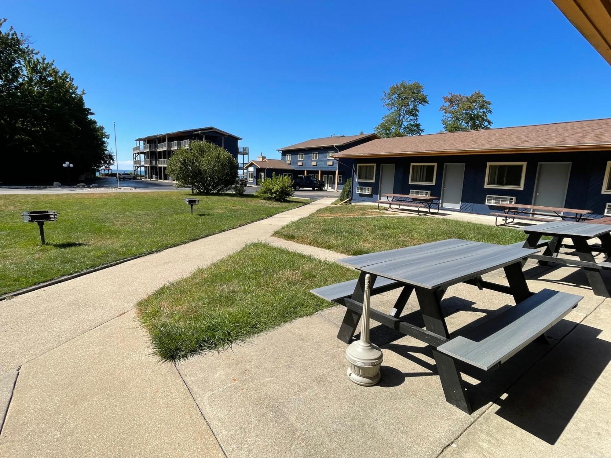 Lake Bluff Inn And Suites South Haven Exterior photo